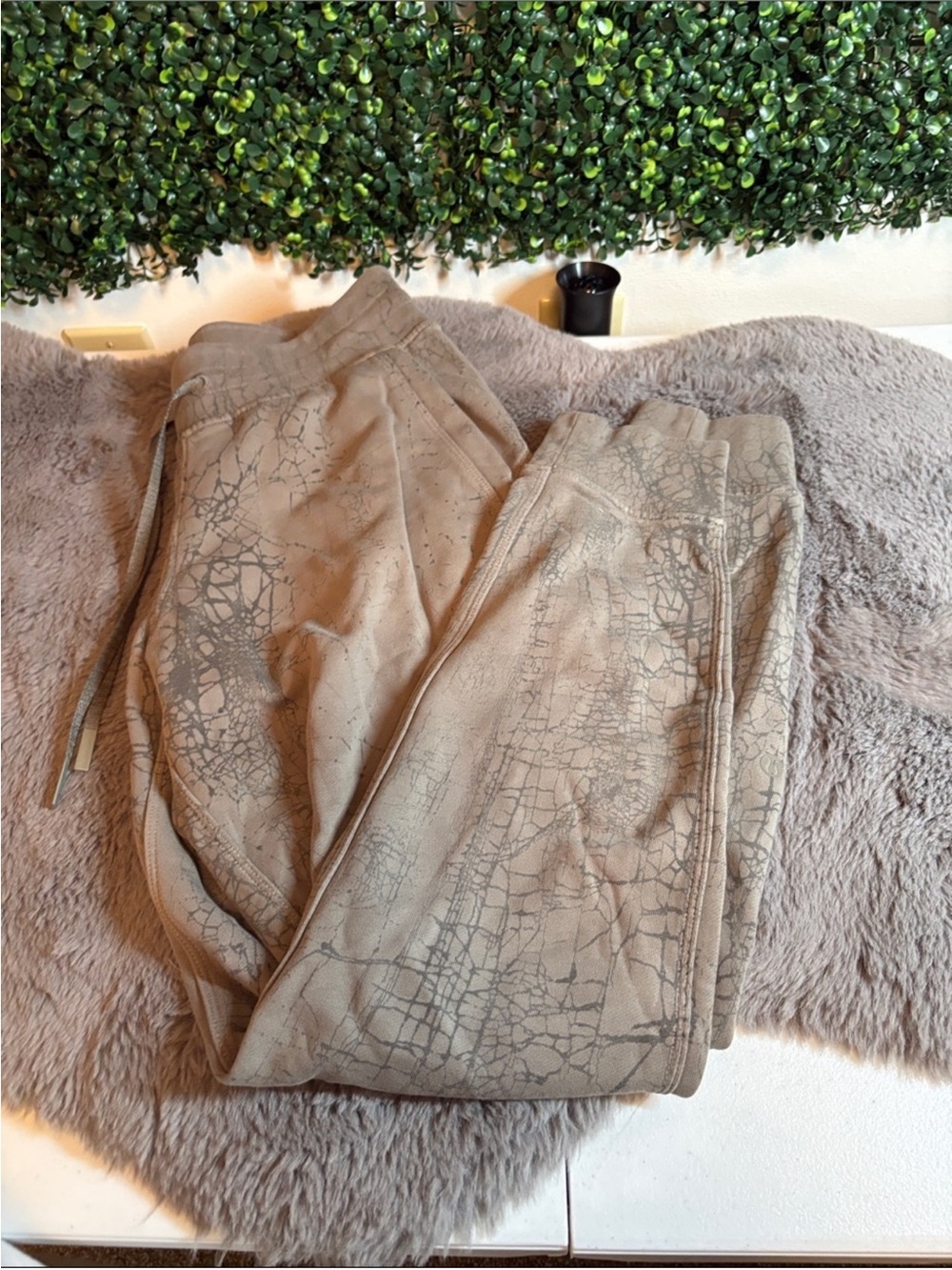 Lululemon- scuba joggers size 8